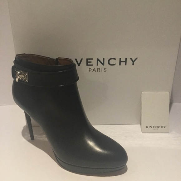 📌 SOLD📌 GIVENCHY SHARK-TOOTH TURN-LOCK BOOTS. - Picture 6 of 8